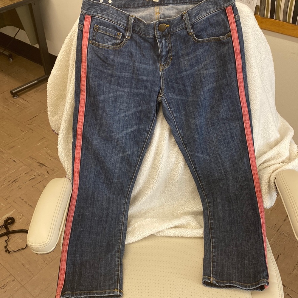 Cabi capris exc cond - faded red up sides. Size 6